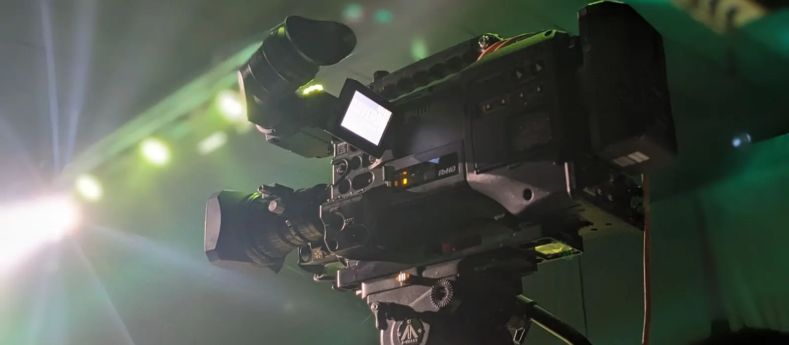 Telecamera da studio televisivo puntata verso un palco illuminato